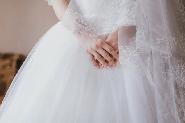 Mãos de noiva em vestido branco — Fotografia de Stock