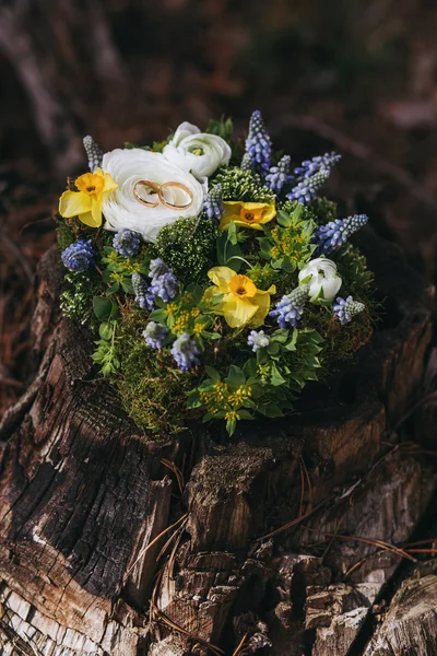 Anillos de boda Almohada de diferentes flores — Foto de Stock
