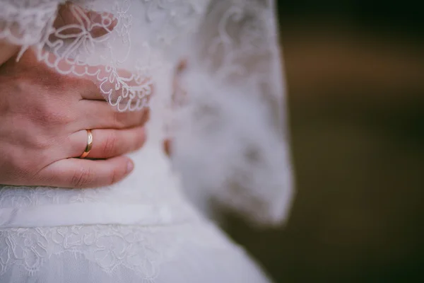 Bräutigam umarmt Braut — Stockfoto
