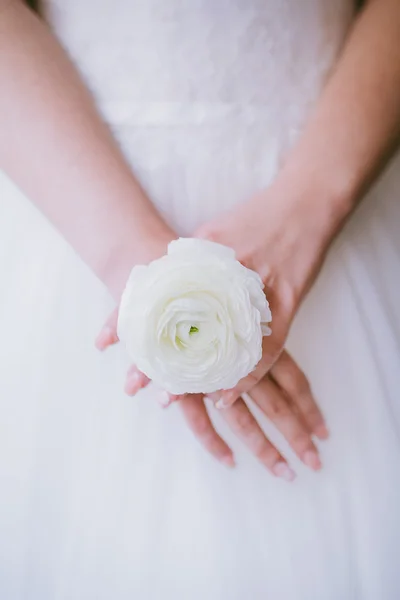 Sposa che indossa anello di fiori — Foto Stock