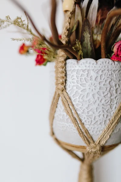 Boeket in macrame vaas sieraden — Stockfoto