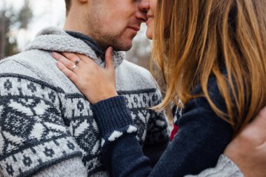 Öpmek için ormandaki aşık çift kapatın