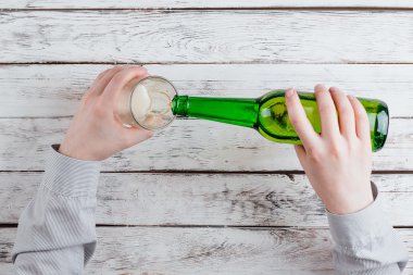 işadamı bira bir cam içine dökülen.