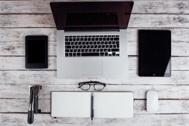 dizüstü çevrili ofis, banka donatımı