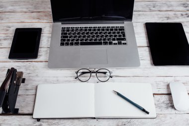 dizüstü çevrili ofis, banka donatımı