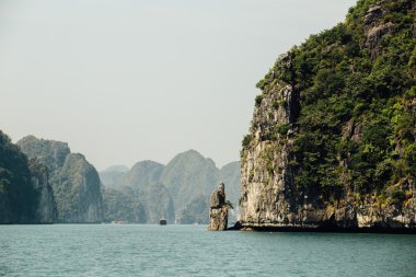 Rock cliff arka planda dağların