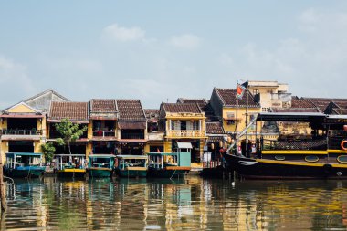 Turist tekneleri renkli evlerin önünde