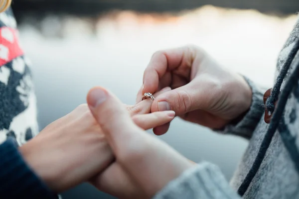 Man sätta ringen på kvinna hand — Stockfoto