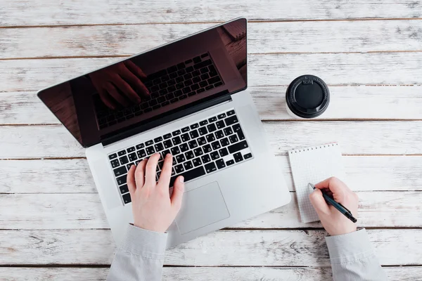 Homem trabalhando em um laptop — Fotografia de Stock