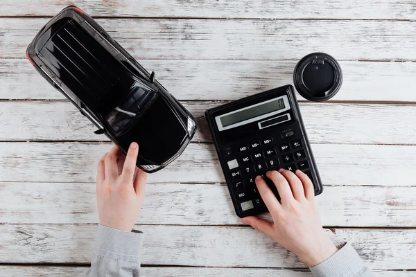 Homem de negócios calcula na calculadora — Fotografia de Stock