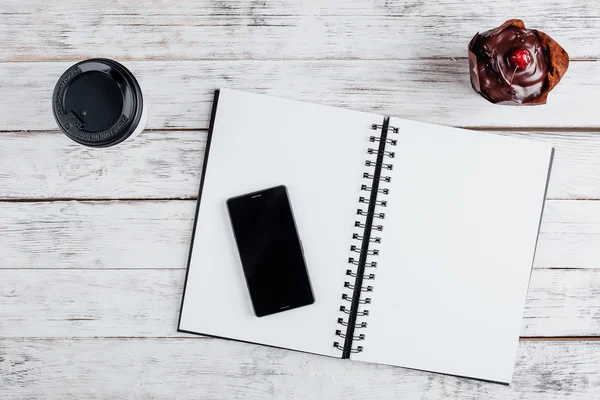 Okostelefon, notebook és a csésze kávé — Stock Fotó