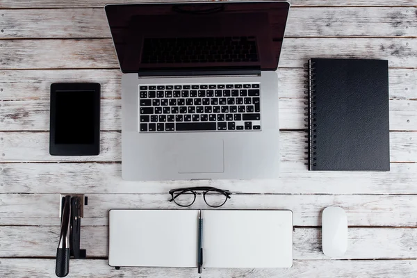 Laptop körül irodai kellékek — Stock Fotó