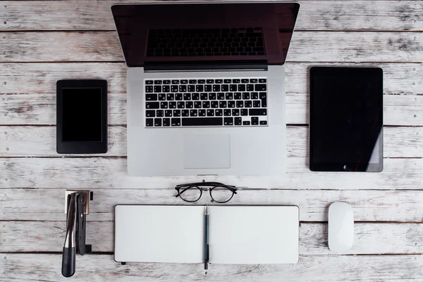 dizüstü çevrili ofis, banka donatımı