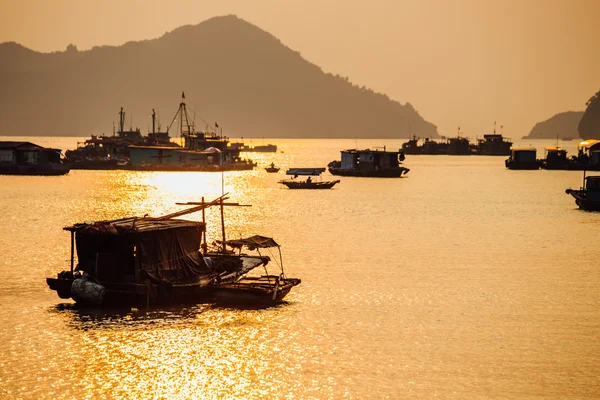 Barcos de pesca asiáticos ao pôr do sol — Fotografia de Stock