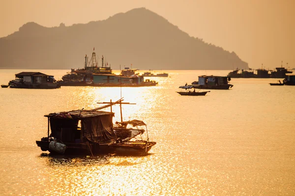 Barcos de pesca asiáticos ao pôr do sol — Fotografia de Stock