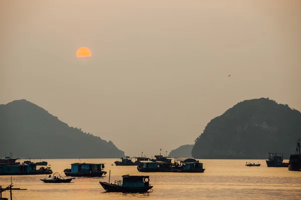 Рыболовные суда Азии на закате — стоковое фото