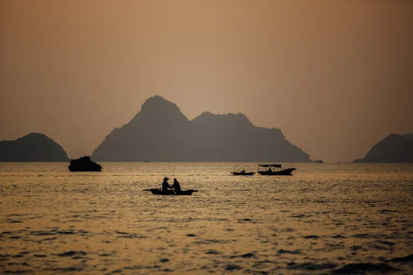 Ασιατικές ψαρόβαρκες στο ηλιοβασίλεμα — Φωτογραφία Αρχείου