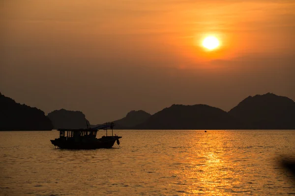 Рыбацкая лодка Азии на закате — стоковое фото