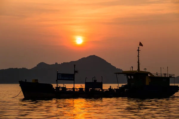 Bateau de pêche asiatique au coucher du soleil — Photo