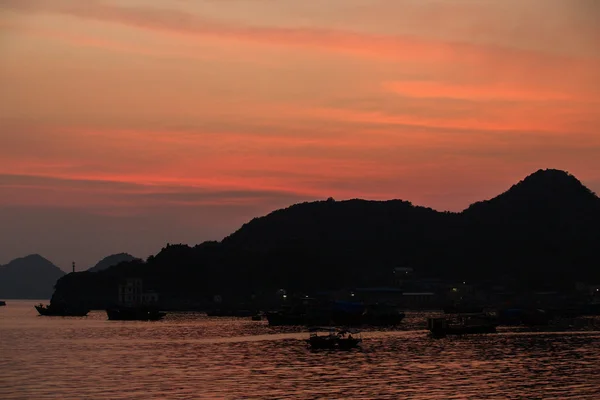 Bateaux de pêche asiatiques au coucher du soleil — Photo