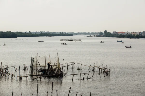 Pescadores atrapan embarcaciones en el lago — Foto de Stock