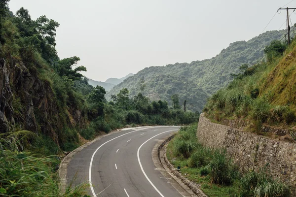 Route asiatique dans les montagnes — Photo