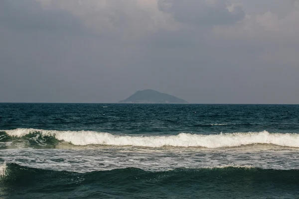 Vagues près du rivage mousse — Photo