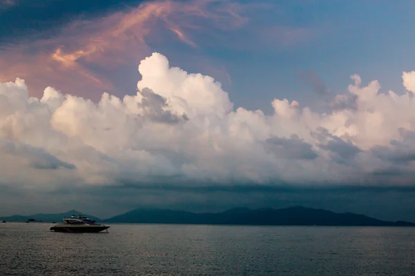 Bateau sur fond de ciel orageux — Photo