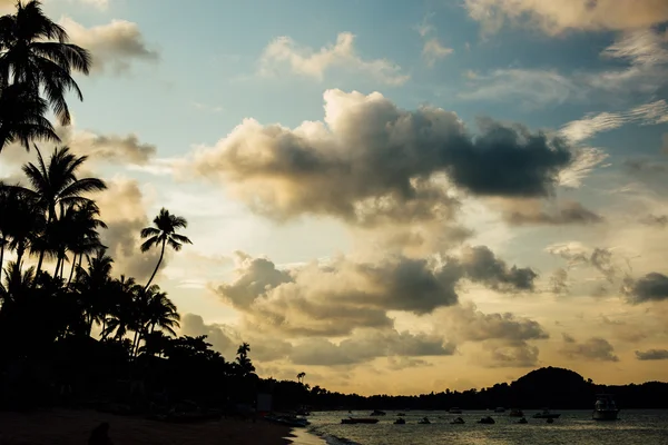 Herrlicher Himmel unter Küstenhotel direkt am Strand — Stockfoto