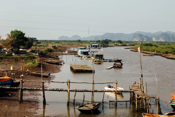 Río sucio con barcos y puentes — Foto de Stock