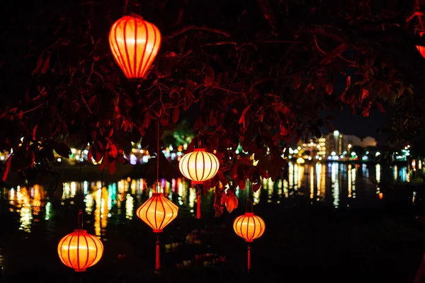 Linternas chinas en el fondo de las luces —  Fotos de Stock