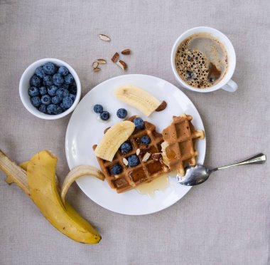 Ballı Belçika waffleları, yabanmersini, muz ve badem 