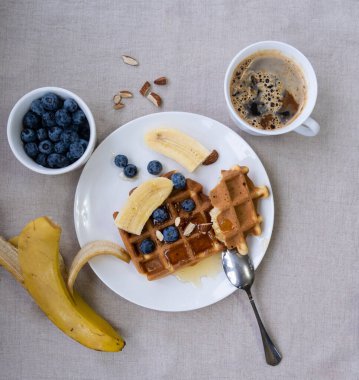 Ballı Belçika waffleları, yabanmersini, muz ve badem 