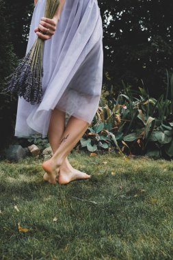 Eflatun etekli bir kız.