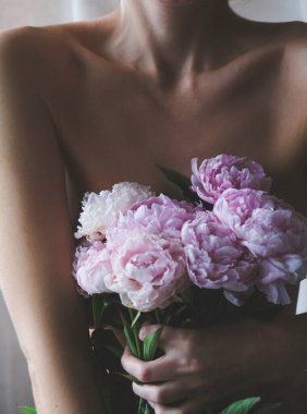 pembe peonies olan kadın