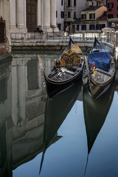Canal con góndolas en Venecia, Italia — Foto de Stock