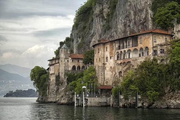 Santa caterina del sasso Manastırı'na, İtalya görüntülemek