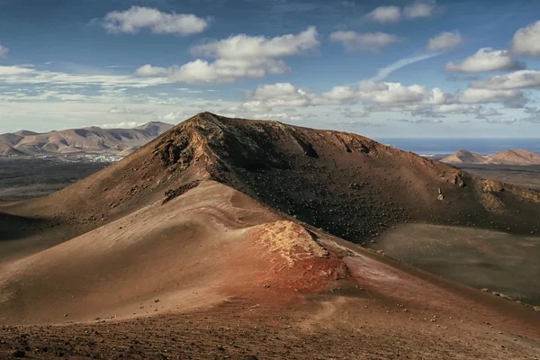 Lndscape volkanik dağların Timanfaya Milli Parkı, Lanzarote, Kanarya Adaları