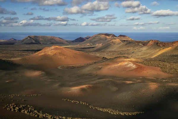 Lndscape volkanik dağların Timanfaya Milli Parkı, Lanzarote, Kanarya Adaları