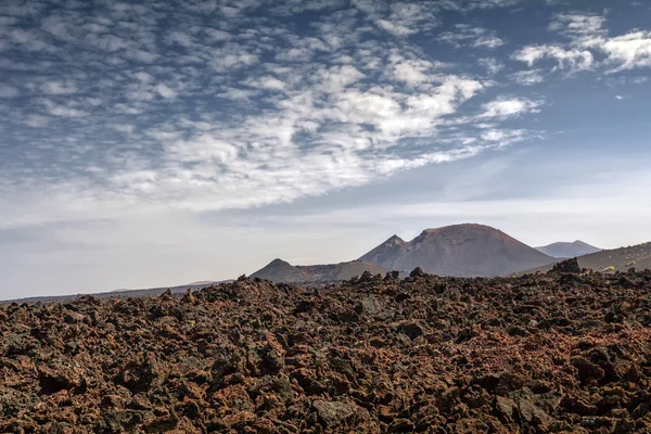 Panorama delle montagne vulcaniche Parco Nazionale di Timanfaya, Lanzarote, Isole Canarie — Foto Stock