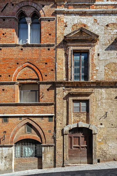 Enge straße von montepulciano, italien — Stockfoto