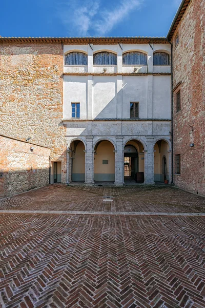 Narrow street of Montepulciano, Italy — Stock Photo, Image