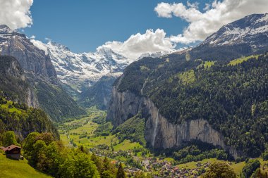 İsviçre 'deki Lauterbrunnen Vadisi