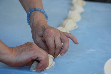 Adana 'da bir şarküteri olan geleneksel Türk karaku tatlısını hazırlayan bir kadın. Şuruplu doldurulmuş hamur işi.