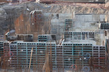 Çelik demiri olan beton şebeke temeli