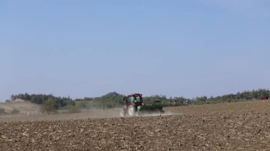 Traktör Tarlası Hazırlama Buğday Fabrikası Aralık 'ta