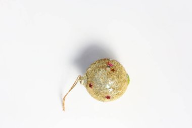 Kırmızı aksanlı altın parıltılı top. Noel süslemesi beyaza izole edilmiş