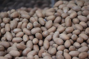 Piyasa tezgahı yüzeyinde çiğ cevizler gösteriliyor