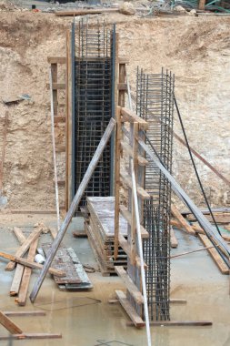 İnşaat alanında Çelik Demiri ve Formwork ile Güçlendirilmiş Beton Sütunlar