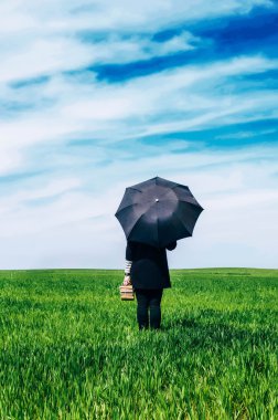 Aktif yaşam tarzı kavramı. Siyah ceket ve pantolon standı nda kız